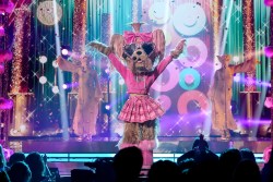 THE MASKED SINGER: Yorkie in the THE MASKED SINGER episode “Decades Night” airing Wednesday, April 9 (8:00-9:02 PM ET/PT) on FOX. CR: Michael Becker. ©2025 FOX Media LLC.